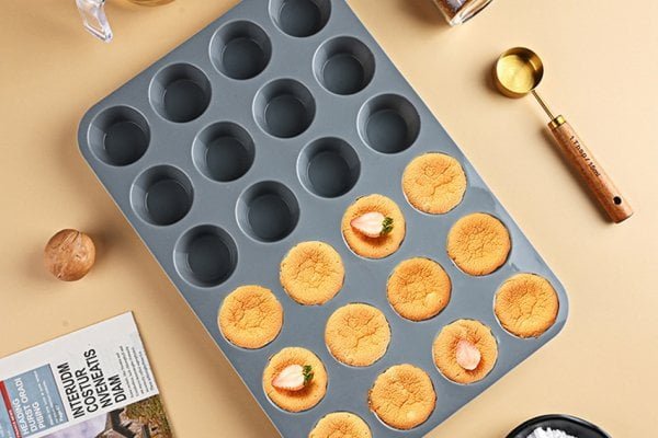 60A baking mold holding batter without wall bowing